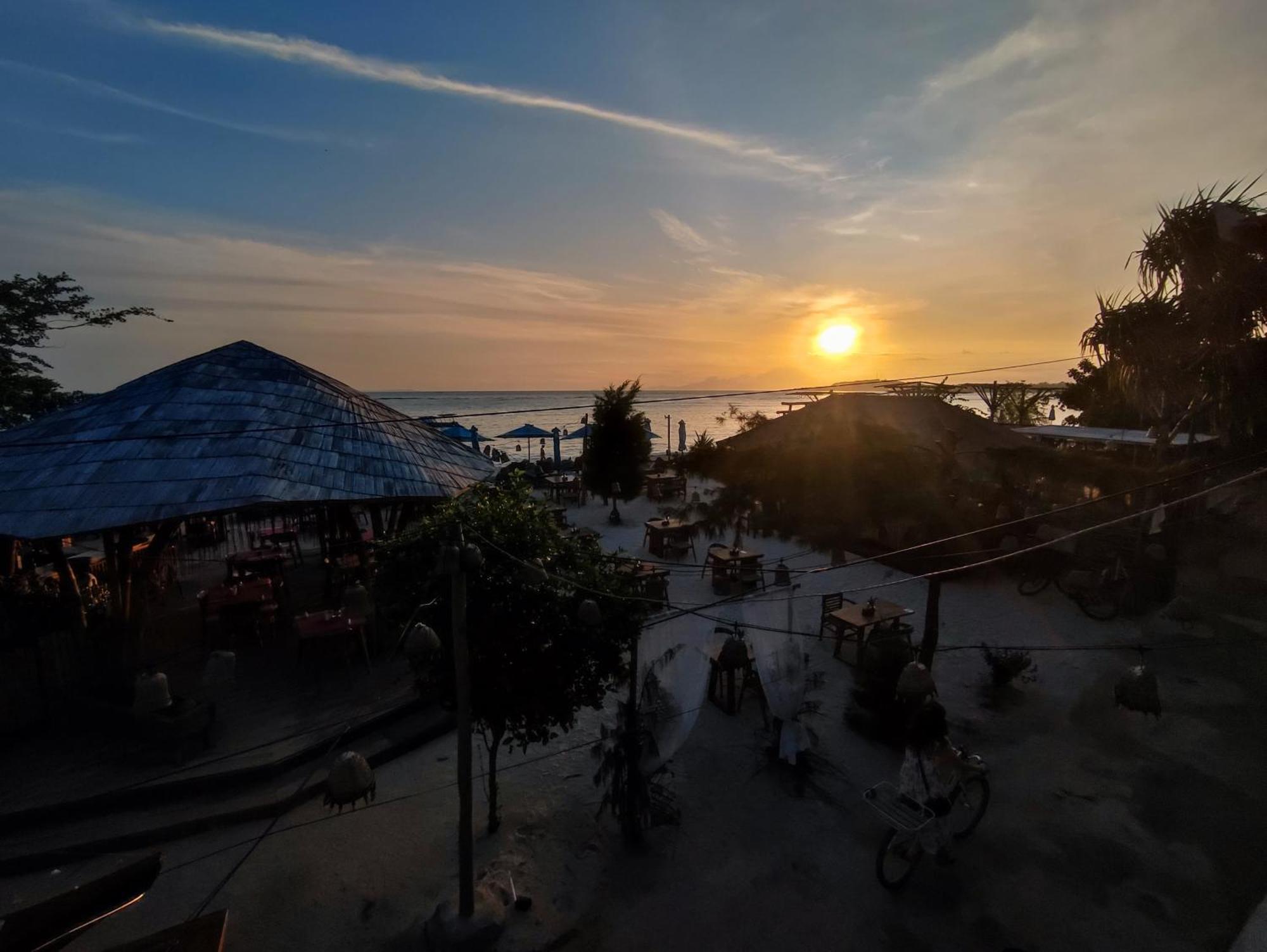 Living Asia Sunset Resort Гили Еър Екстериор снимка